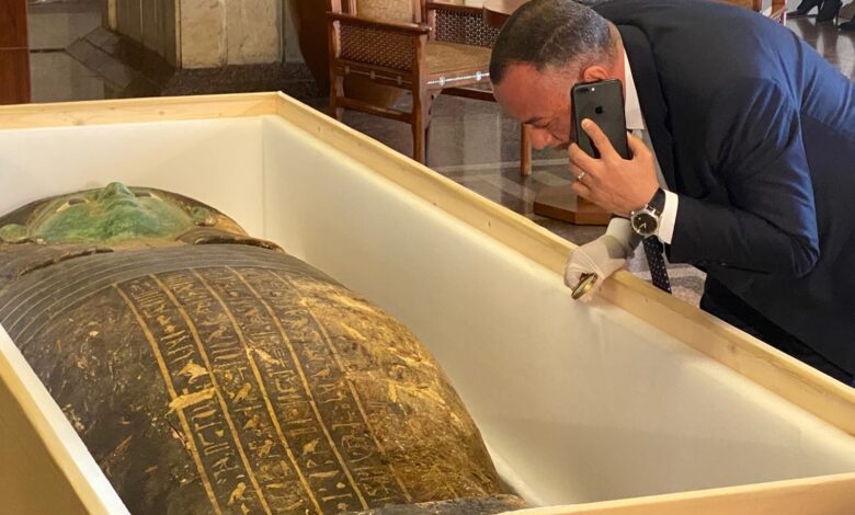 تفاصيل استرداد ١٧ قطعة أثرية إلى مصر