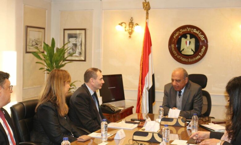 وزير قطاع الأعمال مع وفد البنك الأوروبي