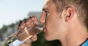 هل يجوز إكمال الصيام بعد شرب الماء في غير رمضان؟
