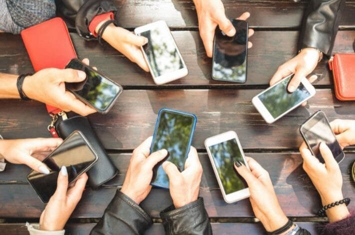 هل تؤثر السوشيال على نفسية الشباب؟