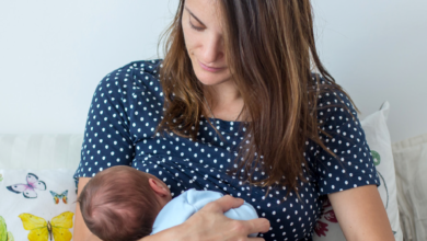 تفسير حلم إرضاع طفلة جميلة سرا عن الزوج في المنام