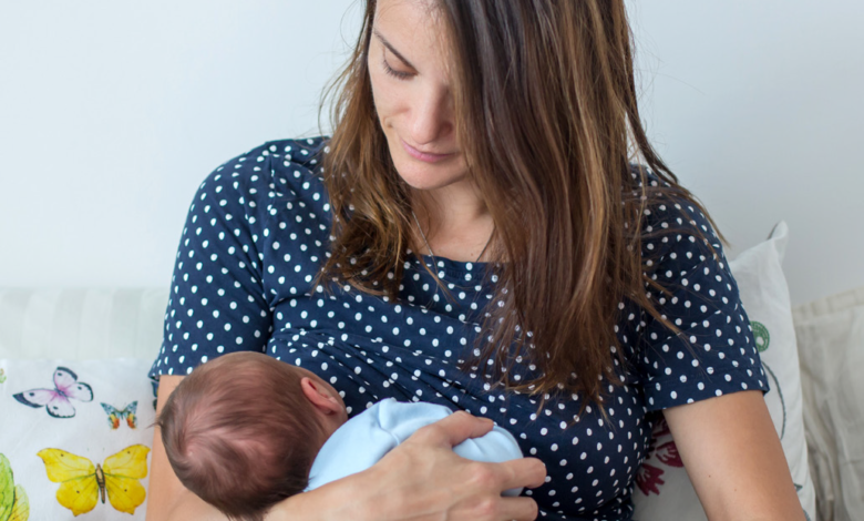 تفسير حلم إرضاع طفلة جميلة سرا عن الزوج في المنام