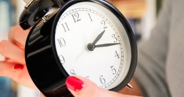 موعد تقديم الساعة 60 دقيقة رسميًا في مصر